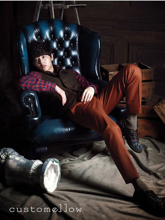 Song Joong Ki (송중기) und der Chesterfield-Ohrensessel